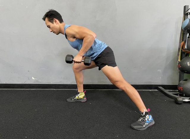 split stance row exercise to get rid of belly flab